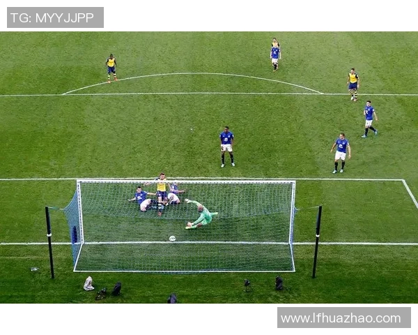 足球后卫球星的崛起与影响力解析:从传统防线到现代战术的变革 足球后卫球星的崛起与影响力解析:从传统防线到现代战术的变革