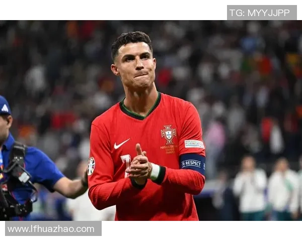 世界足坛顶级球星盘点：梅西C罗和其他传奇人物的辉煌足迹